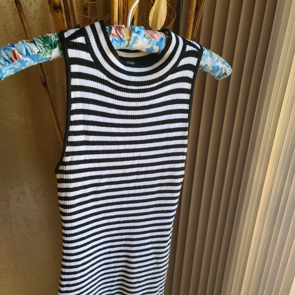 Guess Black and White Stiped Sweater Shirt! Size Small - Picture 4 of 4